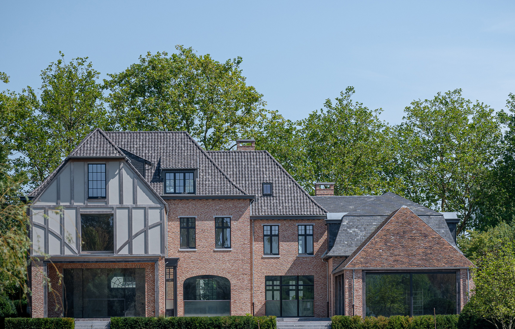 Villa met traditioneel leiendak