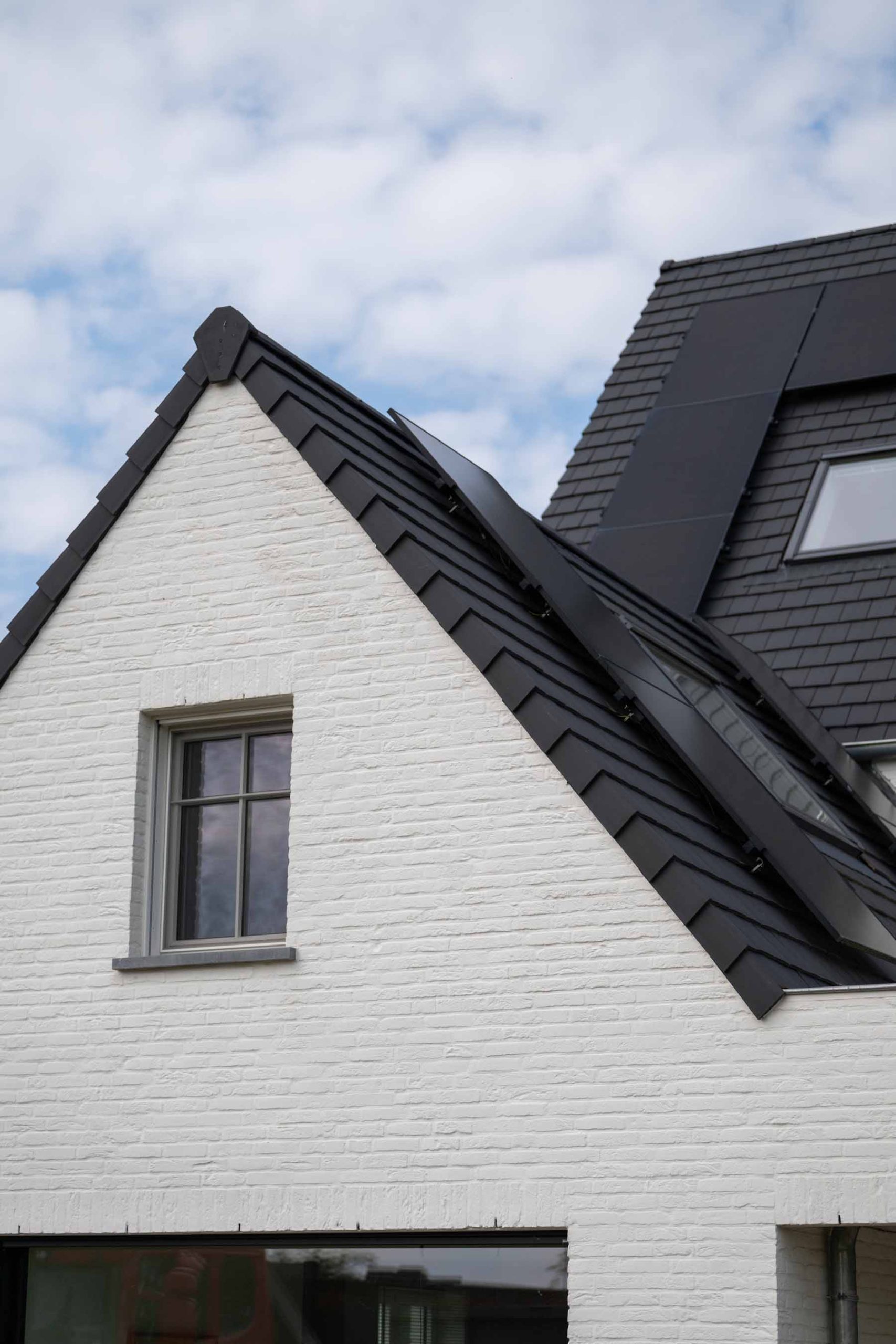 Dakwerken Bilzen — nokafwerking en dakrand in detail