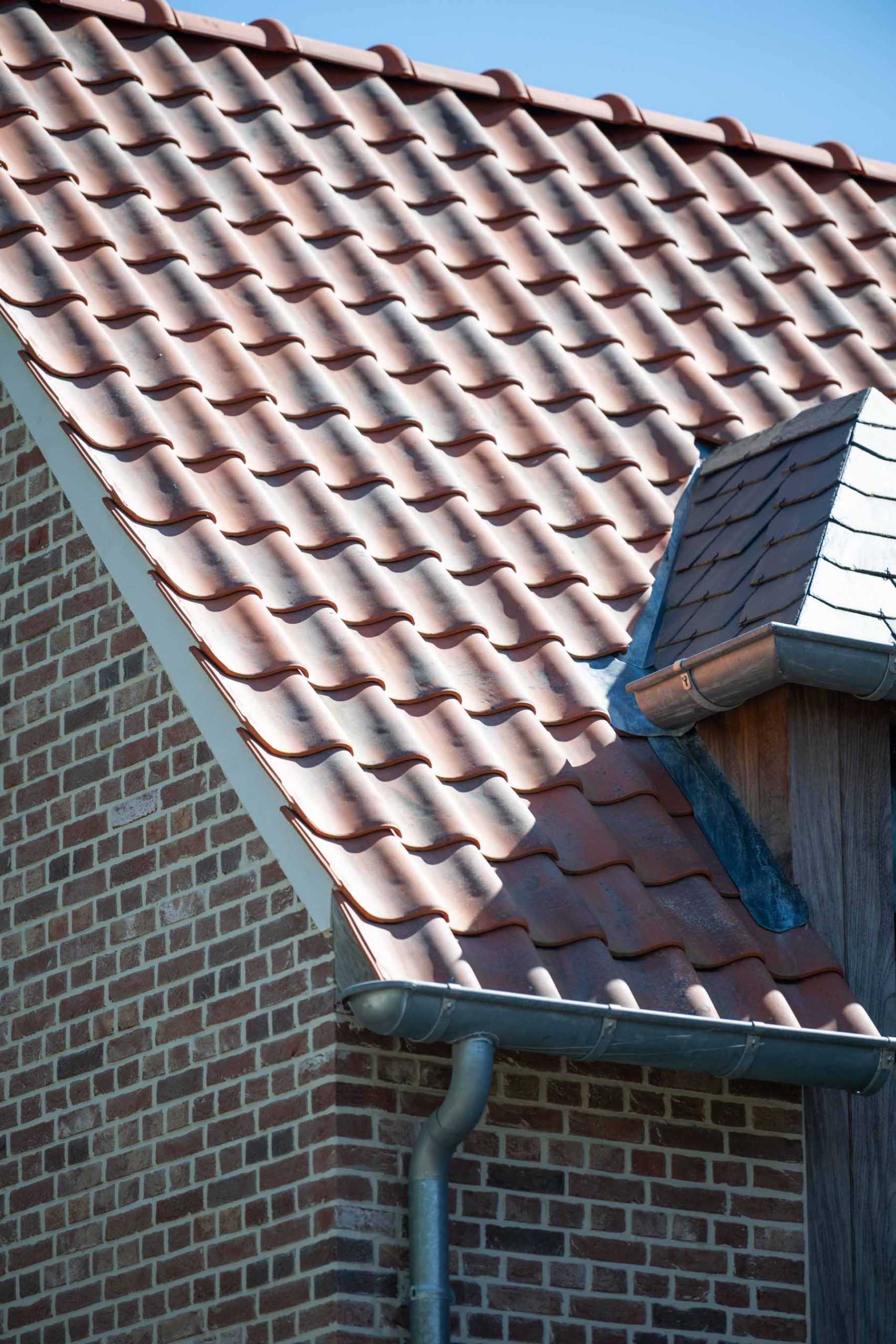 Dakwerken Bilzen — detail dakkapel en dakgoot
